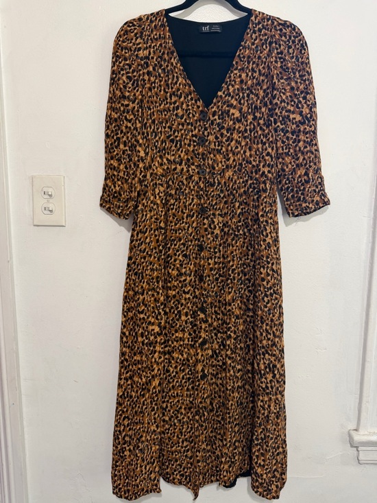 Zara Dresses & Skirts - Zara TRF Leopard Print Midi Dress XS Button Front V Neck Pockets 3/4 Sleeve